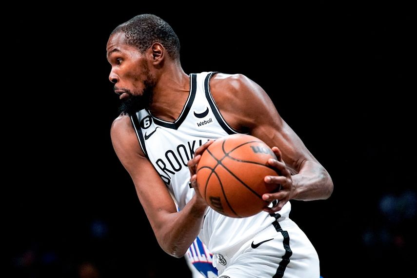 Kevin Durant de los Nets de Brooklyn domina el balón durante el partido de pretemporada contra los 76ers de Filadelfia, el 3 de octubre de 2022.&nbsp;