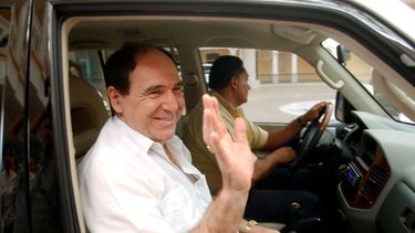 &nbsp;En esta fotograf&iacute;a de archivo del 6 de mayo de 2005, el expresidente ecuatoriano Abdal&aacute; Bucaram abandona el Ministerio de Relaciones Exteriores en la Ciudad de Panam&aacute;, donde se le concedi&oacute; asilo pol&iacute;tico.