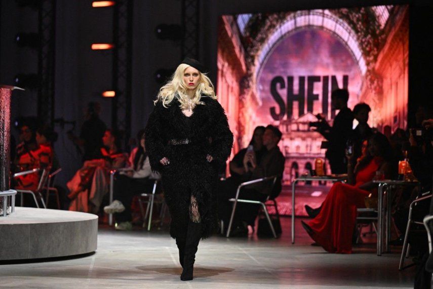 Una modelo en la pasarela de un desfile en Milán organizado por Shein.