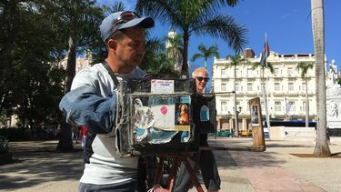 Los turistas reaccionan sorprendidos al ver que la vieja cámara de Yomar sigue atrapando imágenes que marcan, para muchos, su paso por La Habana.
