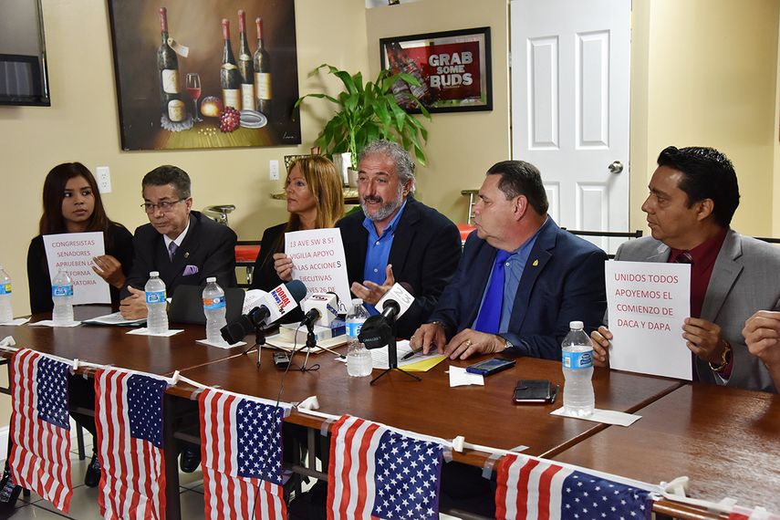 Otro de los dirigentes que asistió a la rueda de prensa fue Rubén Giménez, representante de Comunidades en Acción. En nombre de su congregación religiosa, instó a los inmigrantes a unirse en oración en la vigilia previst