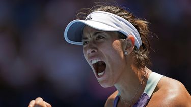 Garbiñe Muguruza festeja tras ganar el primer set a Anastasia Pavlyuchenkova durante los cuartos de final del Abierto de Australia, el miércoles 29 de enero de 2020.&nbsp;
