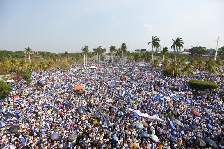 Decenas de miles de personas se congregan afuera de la catedral de Managua durante una marcha convocada por la Iglesia Católica, en Managua, Nicaragua, el sábado 28 de abril de 2018.