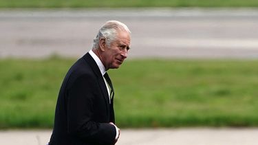 El rey Carlos III de Gran Bretaña camina hacia su avión en el aeropuerto de Aberdeen para viajar a Londres el 9 de septiembre de 2022, luego de la muerte de su madre, la reina Isabel II de Gran Bretaña el día anterior.&nbsp;