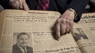 Horacio Aguirrre, fundador de Diario Las Américas, junto a una colección de ejemplares de la publicación.