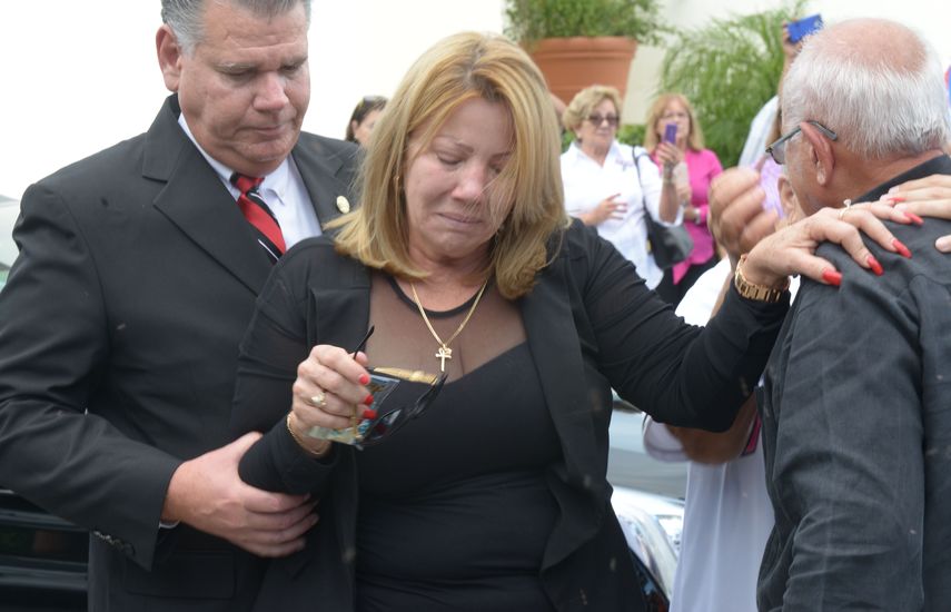 &nbsp;Maritza Gómez Fernández (centro), madre del fallecido jugador cubano de béisbol José Fernández, fue quien arrojó las cenizas en el lugar