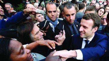 El candidato socioliberal Emmanuel Macron, saluda a sus simpatizantes durante un acto de campaña.