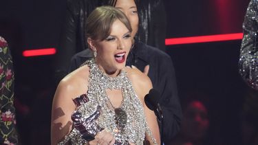 Taylor Swift acepta el premio a video del año por All Too Well, en su versión de 10 minutos, en la gala de los MTV Video Music Awards en el Prudential Center el domingo 28 de agosto de 2022 en Newark, Nueva Jersey.