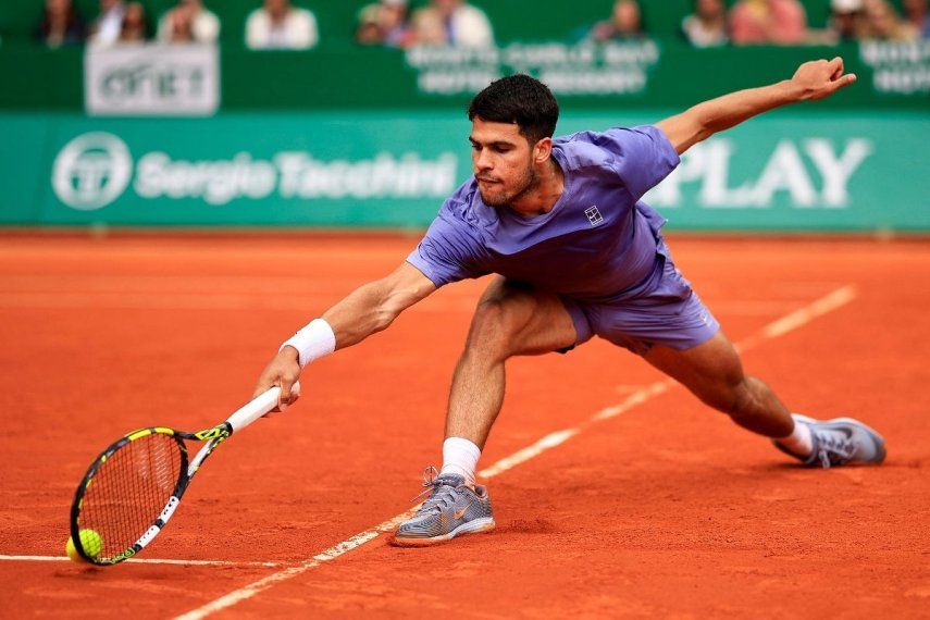 El español Carlos Alcaraz devuelve un revés a Alejandro Davidovich Fokina durante la semifinal del torneo ATP Masters Series de Montecarlo en el Monte Carlo Country Club en Roquebrune-Cap-Martin, el 12 de abril de 2025.&nbsp;