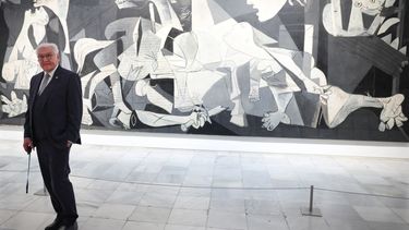 El presidente alemán, Frank-Walter Steinmeier, se encuentra frente a la obra maestra de Picasso, «Guernica», en el Museo Reina Sofía de Madrid el 26 de noviembre de 2025, en su primer día de visita a España. &nbsp;