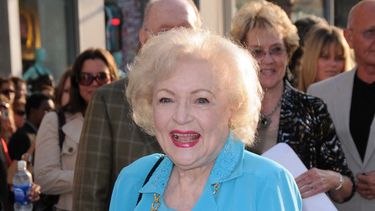 La actriz estadounidense Betty White llega para el estreno de The Proposal en el teatro El Capitan de Hollywood el 1 de junio de 2009.