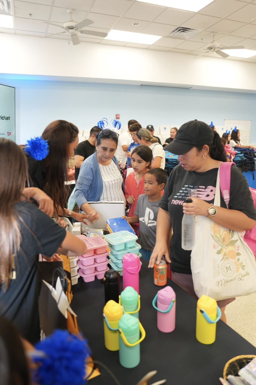 Los adultos, además de acompañar a los niños, accedieron a información sobre servicios disponibles para los hogares del condado.