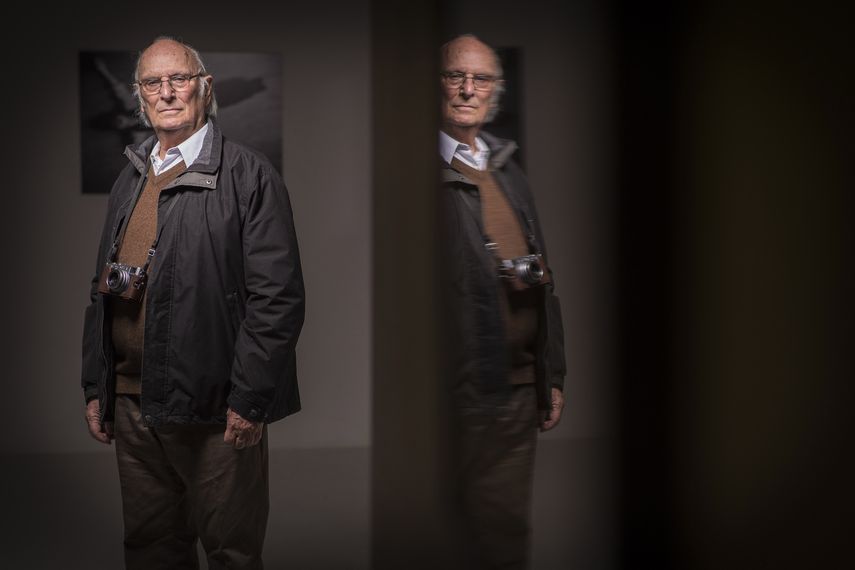 En esta foto de archivo tomada el 21 de marzo de 2016, el cineasta y fotógrafo español Carlos Saura posa en la Galería Anne-Dominique Toussaint en París.