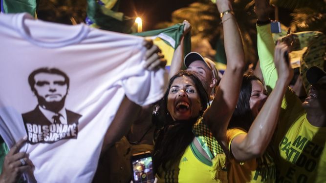 Simpatizantes de Jair Bolsonaro celebran su victoria en la segunda vuelta de las elecciones de Brasil.