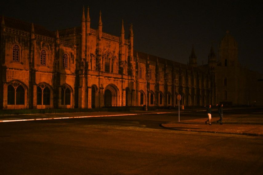 Esta fotografía muestra el Monasterio de los Jerónimos a oscuras tras un apagón masivo que afectó a toda la península Ibérica y el sur de Francia, en Lisboa, el 28 de abril de 2025. Un apagón masivo, ocurrido a última hora de la mañana del 28 de abril de 2025, afectó a toda la península Ibérica y parte de Francia, según el operador de red eléctrica portugués, REN. 