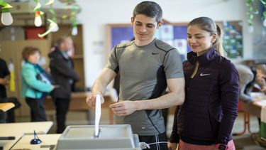 Un joven deposita su voto en un centro de votación en Budapest