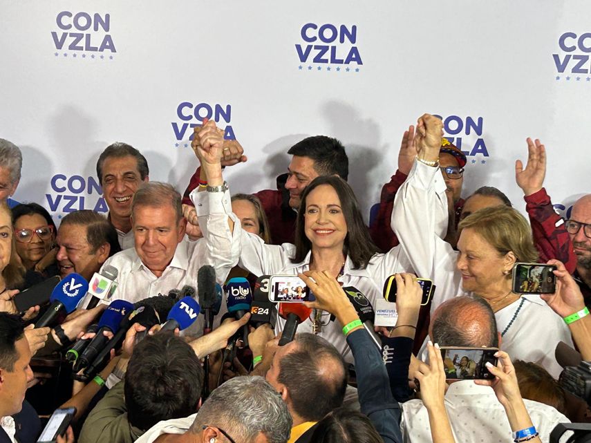 María Corina Machado, líder de la oposición venezolana, alza la mano del candidato presidencial Edmundo González y su esposa