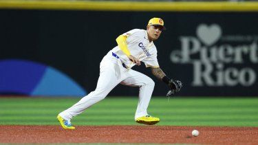 El colombiano Gio Urshela intenta capturar una pelota durante un encuentro del Clásico Mundial de Béisbol, el 6 de marzo de 2026.