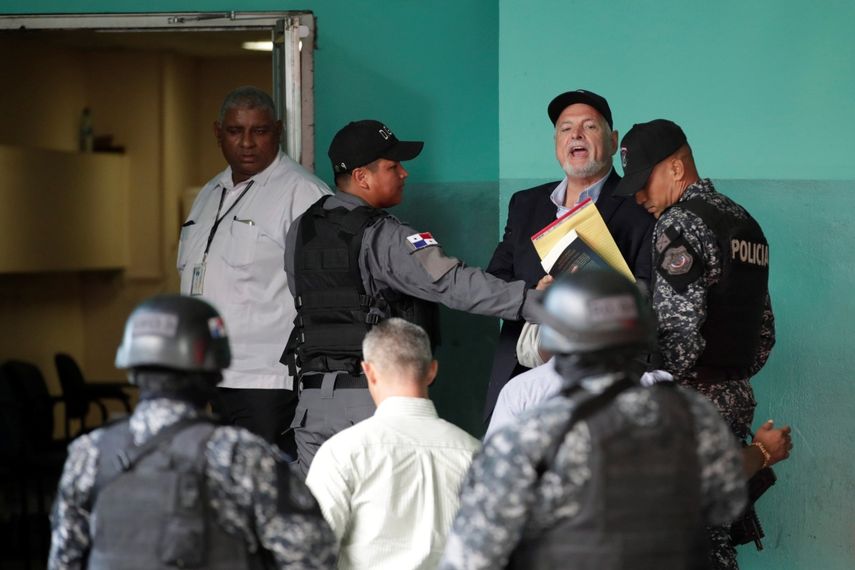 El expresidente de Panamá, Ricardo Martinelli, es escoltado por la Policía a su llegada al juzgado para el juicio en su contra por escuchas telefónicas en su mandato (2009-2014) en Ciudad de Panamá.