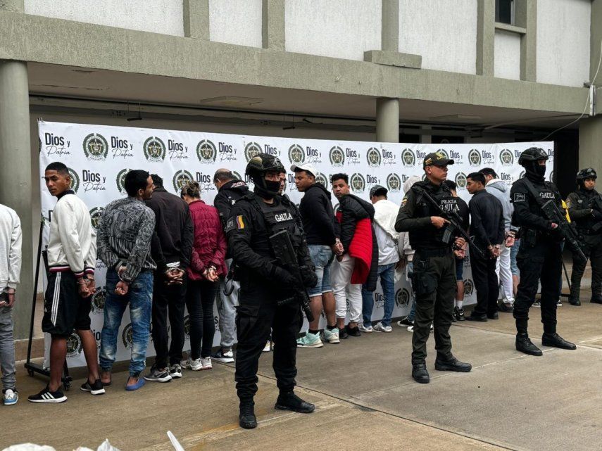 Autoridades colombianas capturaron a 20 supuestos integrantes del Tren de Aragua, grupo de violencia criminal de origen venezolano.