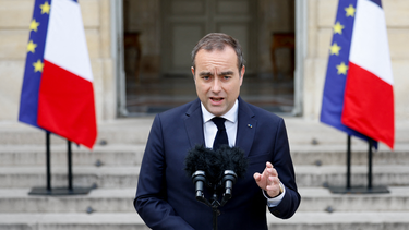 El primer ministro de Francia, Sébastien Lecornu, dijo que el gobierno ayudará a financiar 50.000 autos eléctricos adicionales con un alquiler reducido para los grandes conductores afectados por alza de precios de los carburantes