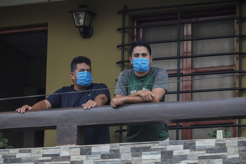 Norman Cardoze, a la izquierda, y su hijo Norman Cardoze Jr. posan para una foto desde el balc&oacute;n de su casa donde est&aacute;n en cuarentena despu&eacute;s de contraer el nuevo coronavirus en Managua, Nicaragua, el mi&eacute;rcoles 27 de mayo de 2020. Durante un juego el 16 de mayo el manager Norman Cardoze y el entrenador Carlos Aranda se sintieron enfermos. El hijo de Cardoze, bateador estrella del equipo, estaba tan d&eacute;bil y dolorido que no jug&oacute;. En dos d&iacute;as los tres hombres fueron hospitalizados y Aranda muri&oacute; de coronavirus.&nbsp;