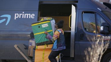 Una empleada de Amazon Prime prepara una entrega en un edificio de apartamentos en Denver, Colorado.