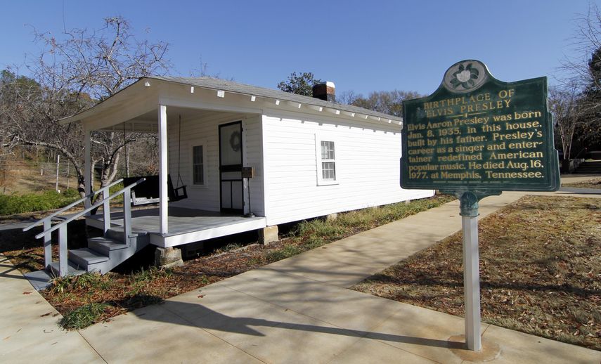 Un marcador histórico que denota la casa de la infancia de Elvis Presley en Tupelo, Mississippi, donde los fanáticos pueden echar un vistazo a los primeros años del rockero, en una foto del 10 de diciembre de 2009. En agosto de 2022, la casa natal de Presley experimentó un aumento en el turismo debido al 45º aniversario de su muerte.