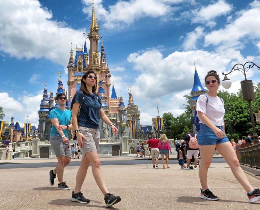 Varias personas caminan en Walt Disney World, en Lake Buena Vista, Florida.&nbsp;