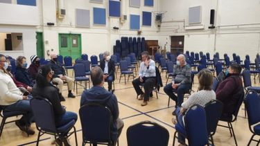 El Embajador de Venezuela en Canadá, Orlando Viera Blanco, conversa con un grupo de inmigrantes venezolanos.