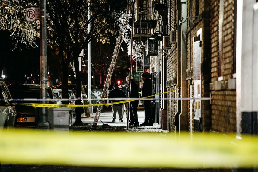El edificio, en la avenida Prospect, cerca del zoológico de El Bronx, tenía 25 departamentos. Según el alcalde, fue levantado hace más de un siglo y no tenía nada problemático que representara riesgos para la seguridad.