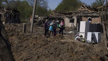 Varias personas reaccionan junto a un cráter en una zona residencial destruida después de un ataque aéreo ruso en Bakhmut, en la región ucraniana de Donetsk, el sábado 7 de mayo de 2022.&nbsp;