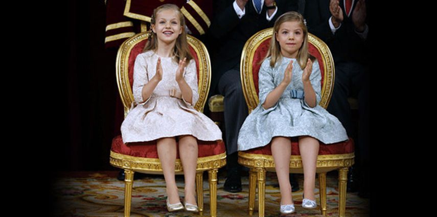 La princesa Leonor y la infanta Sofía aplauden el discurso de su padre, el flamante Rey Felipe VI (EFE)