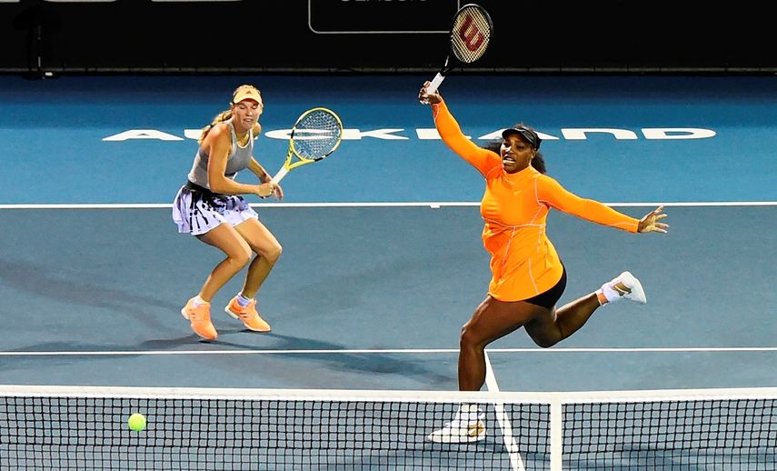 Serena Williams (derecha) y Caroline Wozniacki durante su partido contra Kirsten Flipkens y Alison Van Uytvanck en el torneo ASB Classic en Auckland, Nueva Zelanda, el viernes 10 de enero de 2020.&nbsp;