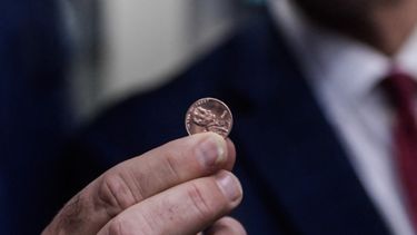 El Tesorero de los Estados Unidos, Brandon Beach, sostiene el último centavo acuñado en la Casa de la Moneda de EE. UU. el 12 de noviembre de 2025 en Filadelfia, Pensilvania.