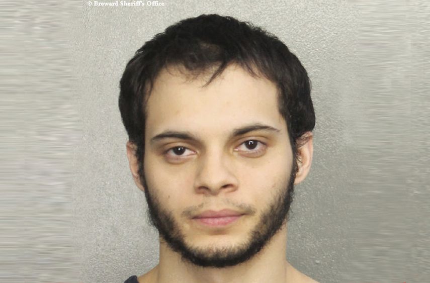 Santiago, quien este lunes se declaró no culpable de 22 cargos relacionados con el ataque en la terminal aérea.