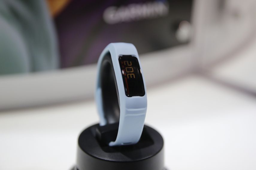 El dispositivo de monitoreo de entrenamiento Vivofit 2 de Garmin, es exhibido en el m&oacute;dulo de Garmin en la Feria Internacional de Electr&oacute;nica de Consumo, en Las Vegas.&nbsp; &nbsp; &nbsp;