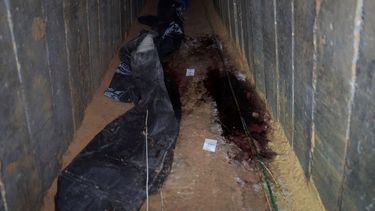 Esta foto sin fecha, entregada por las Fuerzas de Defensa de Israel, muestra el túnel donde estaban retenidos los seis rehenes recientemente asesinados por terroristas de Hamás.&nbsp;