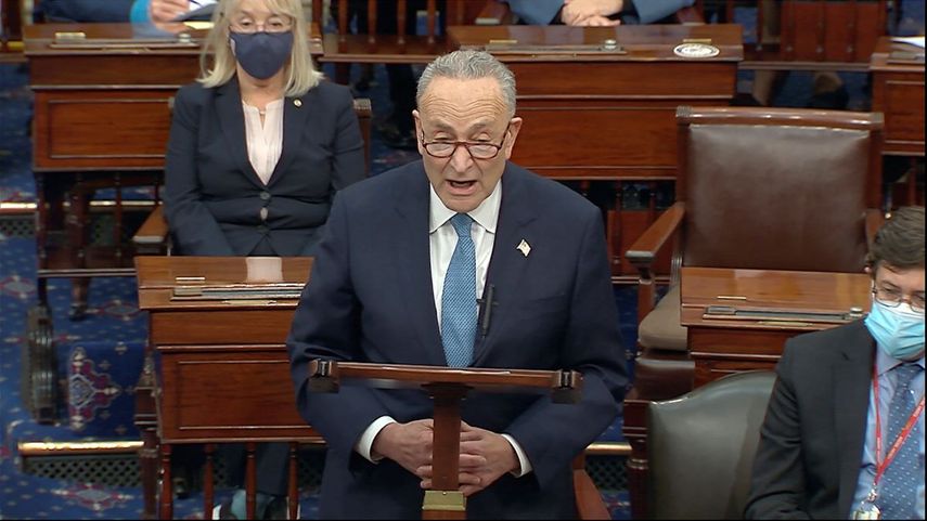 En esa imagen de video, el líder de la minoría demócrata en el Senado, Chuck Schumer, habla mientras el Senado reanuda sus trabajos después de que manifestantes irrumpieron en el Capitolio de Estados Unidos el miércoles 6 de enero de 2021.&nbsp;