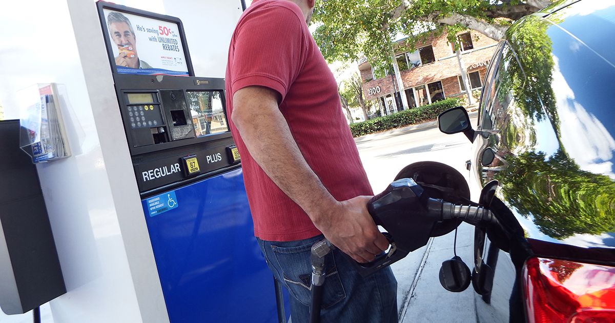 Gasolina en Florida baja, se acerca nuevamente a los $3 por galón