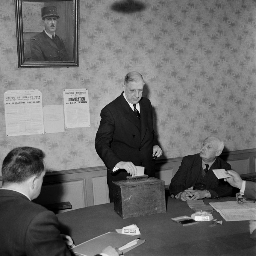 El presidente francés, Charles de Gaulle, emite su voto en el ayuntamiento de Colombey-les-Deux-Eglises para las elecciones locales del 8 de marzo de 1959.&nbsp;