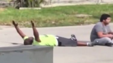 Captura de video en la que se ve al&nbsp;terapeuta Charles Kinsey, con los brazos en alto, antes de recibir el disparo.&nbsp;