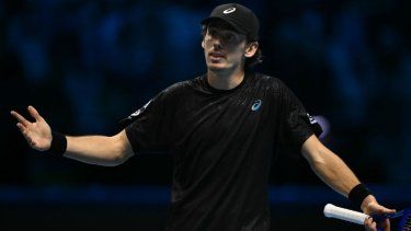 El australiano Álex de Miñaur reacciona durante un partido ante el italiano Jannik Sinner, el 15 de noviembre de 2025.