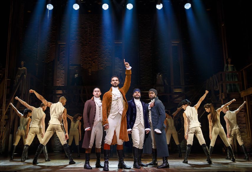 Escena el musical de Broadway Hamilton, escrito y dirigido por  Lin-Manuel Miranda.