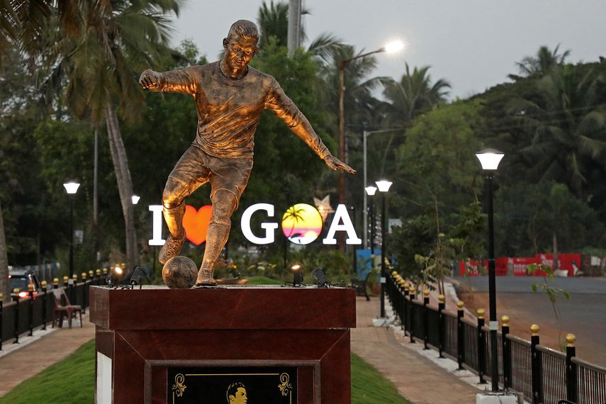 Esta fotografía tomada el 30 de diciembre de 2021 muestra una estatua recién instalada del futbolista portugués Cristiano Ronaldo en Calangute, India.