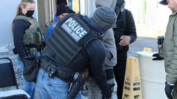 Agentes federales de ICE (Inmigración de EEUU) participan en un arresto a un inmigrante ilegal miembro del tren de Aragua. Agentes federales de ICE (Inmigración de EEUU) participan en un arresto a un inmigrante ilegal miembro del tren de Aragua.