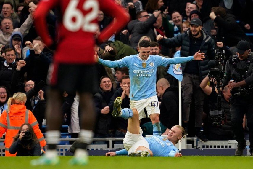 Erling Haaland, derecha, del Manchester City, celebra con Phil Foden, después de anotar el tercer gol de su equipo durante un partido de fútbol de la Premier League inglesa entre Manchester City y Manchester United en el estadio Etihad de Manchester, Inglaterra, el domingo 3 de marzo de 2024.&nbsp;