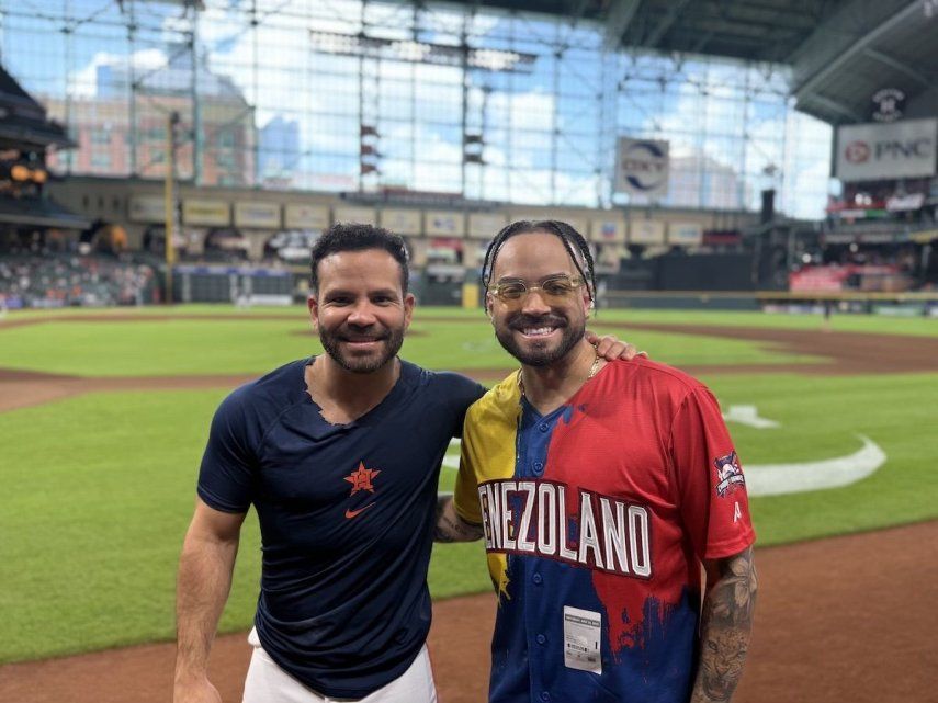 Nacho, junto al pelotero José Altuve, de los Astros de Houston.&nbsp;
