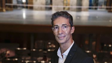 El recién nombrado director de danza de la Ópera de París, el bailarín y coreógrafo español José Martínez posa en el Palais Garnier, en París, el 28 de octubre de 2022.