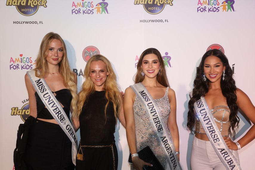 Miss Universo Alemania, Miss Universo Argentina y Miss Universo Aruba posan a su llegada a la gala benéfica anual organizada por la fundación Amigos For Kids el 30 de septiembre de 2023.